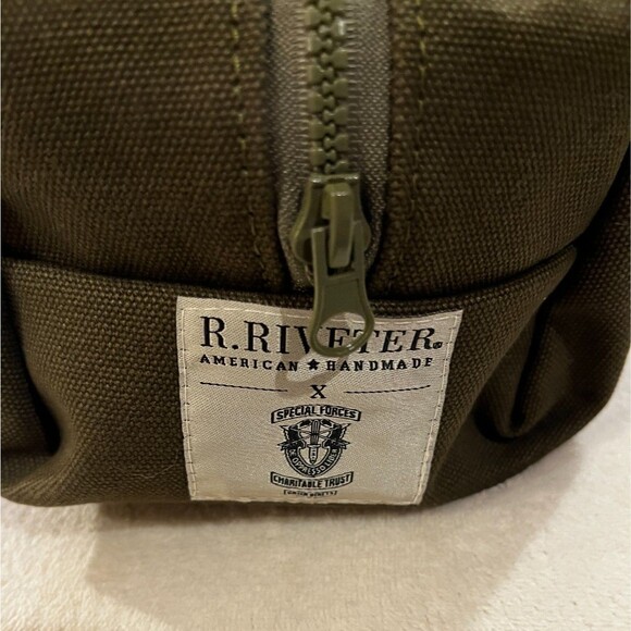 R. Riveter Canvas Cosmetic Toiletry Bag NEW with Tags Camo Green Carry-all - Picture 3 of 11